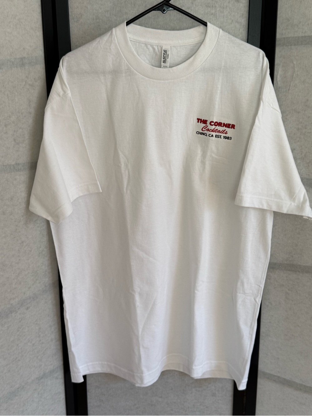 The Corner Cocktails Chino CA Est 1983 T-Shirt Mens XL Embroidered Dive Bar Tee - Picture 2 of 11